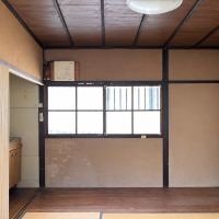 京都市左京区北白川久保田町60の賃貸物件/4帖半の和室＋板間のキッチン。北側からもやわらかい光が入ります。