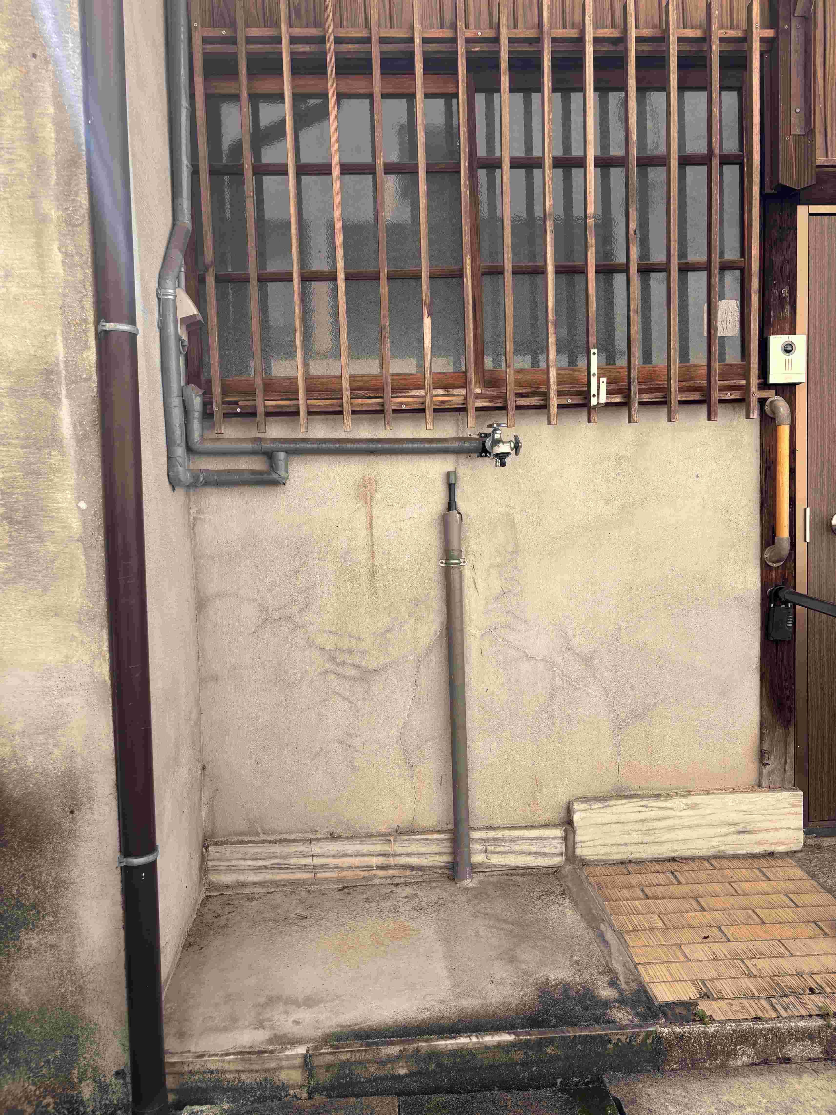 京都市左京区北白川久保田町60の賃貸物件/洗濯機置き場は玄関を出てすぐ横