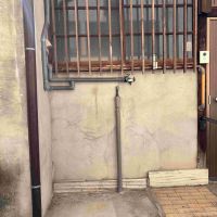 京都市左京区北白川久保田町60の賃貸物件/洗濯機置き場は玄関を出てすぐ横