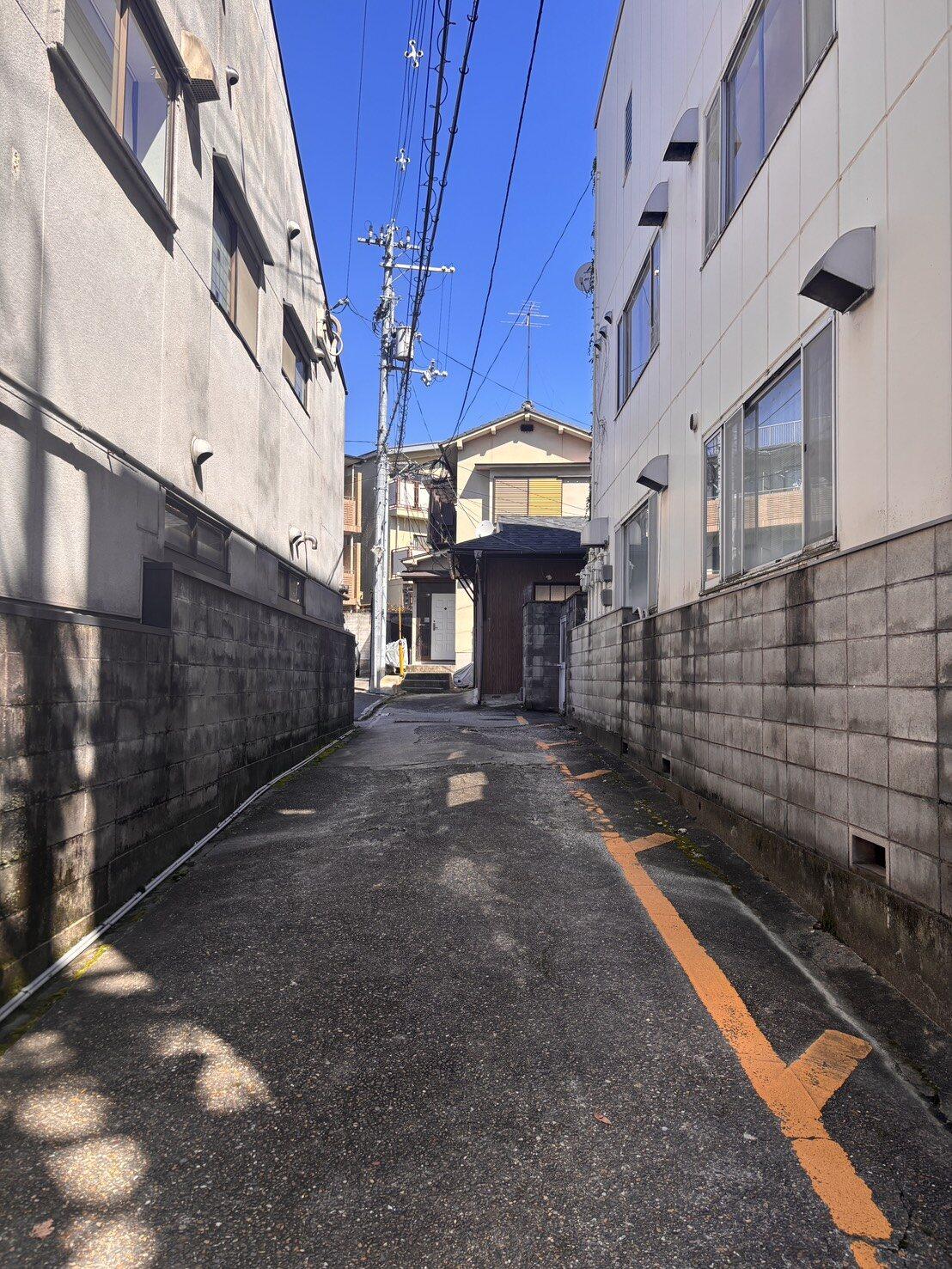 京都市左京区北白川久保田町60の賃貸物件/今出川通から細道をぐんぐん進んだ先、正面右手が該当物件。