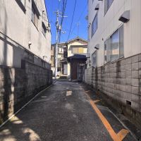 京都市左京区北白川久保田町60の賃貸物件/今出川通から細道をぐんぐん進んだ先、正面右手が該当物件。