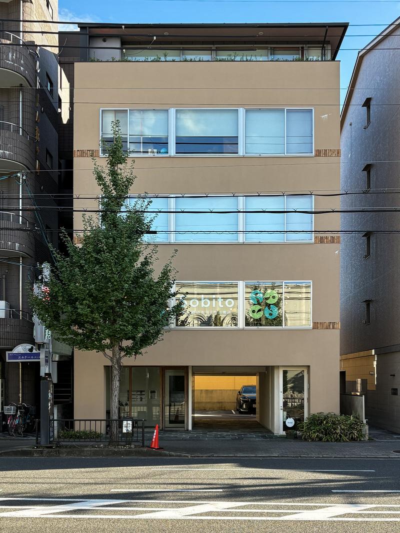 京都市左京区松ケ崎芝本町4-1の賃貸物件/北山通り沿いに建つ今回の物件。外から見ても窓の大きさが伝わります