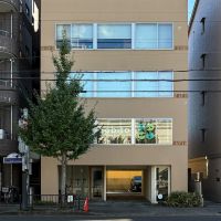 京都市左京区松ケ崎芝本町4-1の賃貸物件/北山通り沿いに建つ今回の物件。外から見ても窓の大きさが伝わります