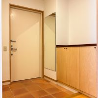 京都市左京区松ケ崎芝本町4-1の賃貸物件/玄関はタイル敷き。木の靴箱と姿見があり、ここから無垢の床が続きます