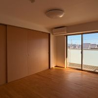 京都市左京区松ケ崎芝本町4-1の賃貸物件/独立した洋室。壁一面に収納は収納があって、こちらも窓の先はデッキ部分に続きます