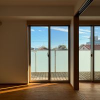 京都市左京区松ケ崎芝本町4-1の賃貸物件/洋室側は南向き。デッキ部分は洋室とフラットなのでアウトドアリビングのような使い方も