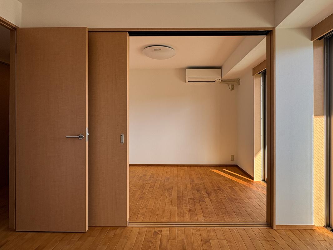 京都市左京区松ケ崎芝本町4-1の賃貸物件/無垢の床が隣の洋室までひと続きに。2室とも同じ床なので、つなげて使っても違和感なく馴染みます