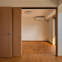 京都市左京区松ケ崎芝本町4-1の賃貸物件/無垢の床が隣の洋室までひと続きに。2室とも同じ床なので、つなげて使っても違和感なく馴染みます