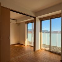 京都市左京区松ケ崎芝本町4-1の賃貸物件/引き戸でつながる2つの洋室。開けてひと続きに使えるうえ、どちらからもバルコニーへ出られます