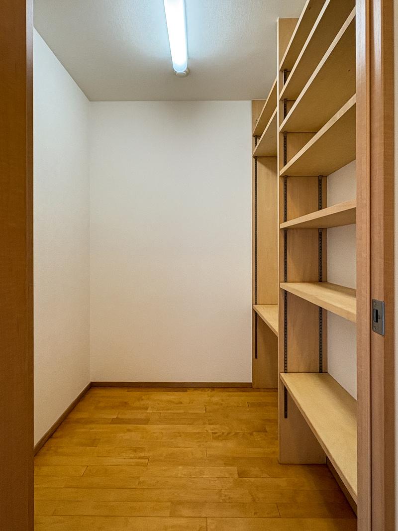 京都市左京区松ケ崎芝本町4-1の賃貸物件/広めの納戸には稼働棚が付いていて便利