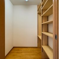 京都市左京区松ケ崎芝本町4-1の賃貸物件/広めの納戸には稼働棚が付いていて便利
