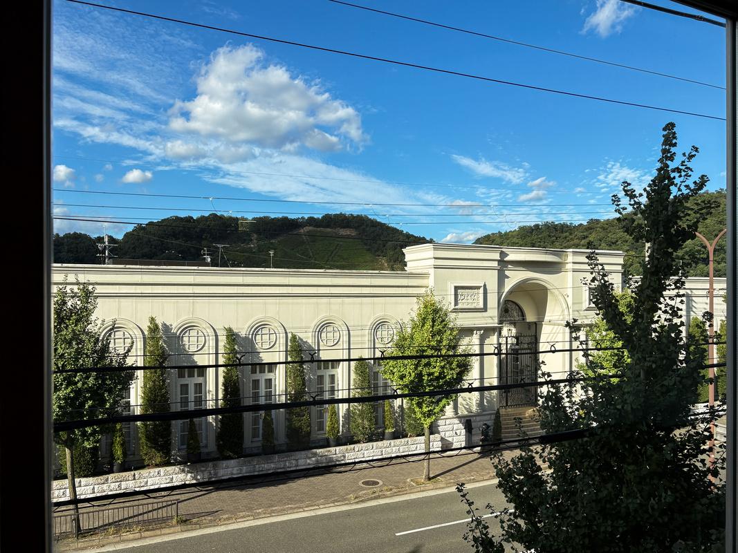 京都市左京区松ケ崎芝本町4-1の賃貸物件/旧北山迎賓館の向こうに見える妙法。送り火の日はこの窓からじっくりと