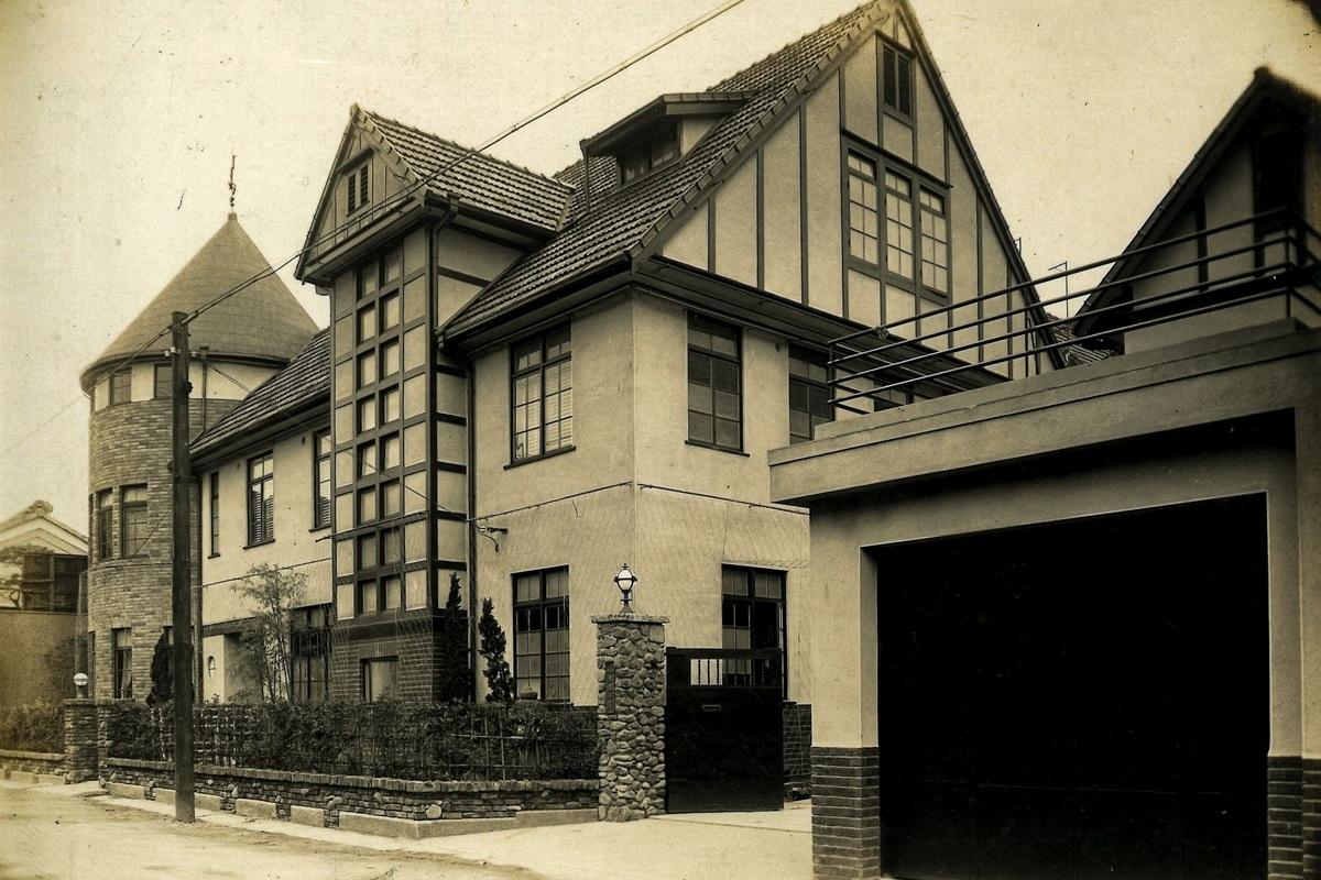 京都市中京区麩屋町通六角下る坂井町470の賃貸物件/竣工当時の様子。塔屋や格子窓、外壁の細かな意匠がよく分かります