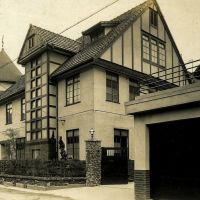 京都市中京区麩屋町通六角下る坂井町470の賃貸物件/竣工当時の様子。塔屋や格子窓、外壁の細かな意匠がよく分かります