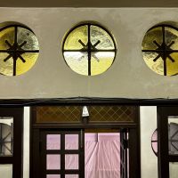 京都市中京区麩屋町通六角下る坂井町470の賃貸物件/個人的に惹かれた三つ並んだ丸窓。入口からちょっとした遊び心を感じます