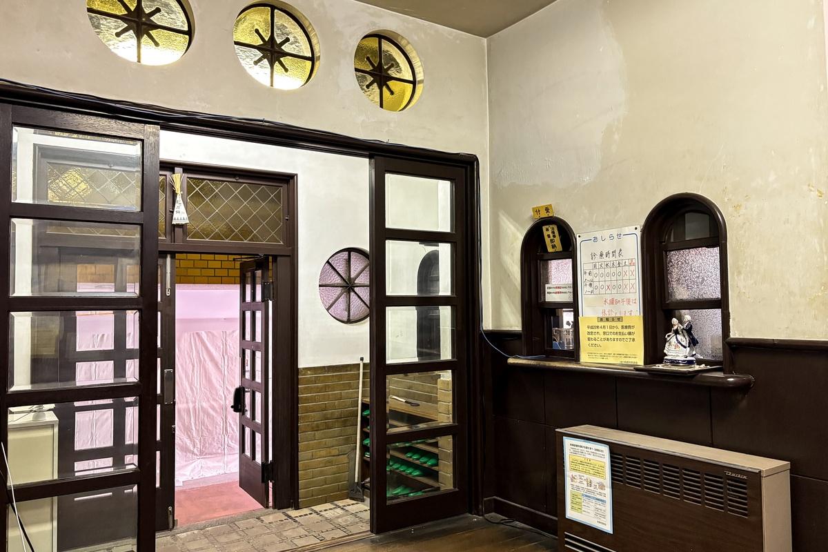 京都市中京区麩屋町通六角下る坂井町470の賃貸物件/エントランスは当時の受付窓口のまま