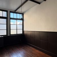 京都市中京区麩屋町通六角下る坂井町470の賃貸物件/13号室｜すっきりした小部屋にも建具や腰壁の風格が残っています
