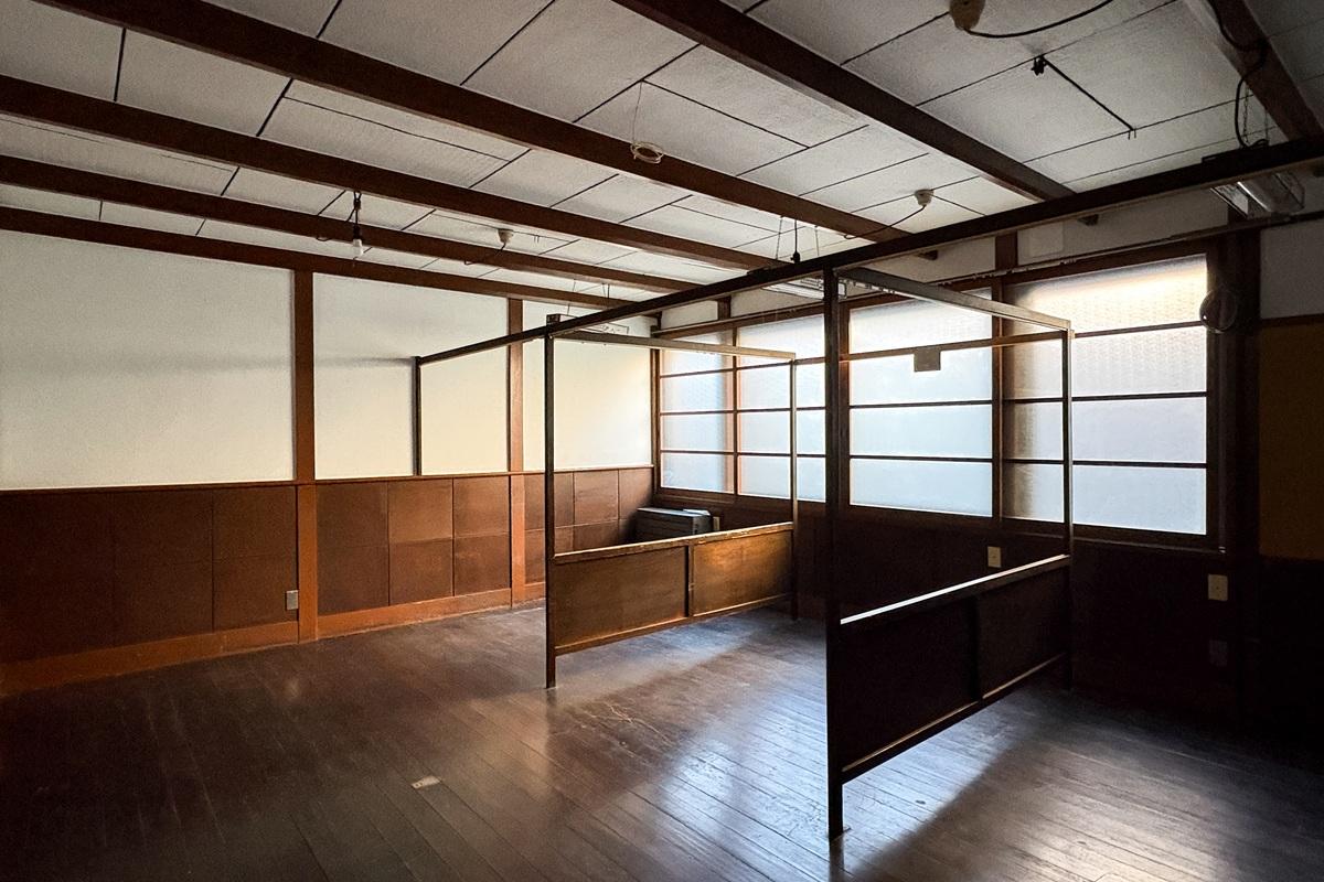 京都市中京区麩屋町通六角下る坂井町470の賃貸物件/8号室｜かつては相部屋だった病室。ベッドの間を仕切っていた名残が残ります
