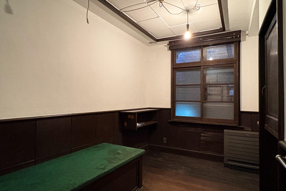 京都市中京区麩屋町通六角下る坂井町470の賃貸物件/6号室｜南側の部屋は隣がマンションなので少し暗め