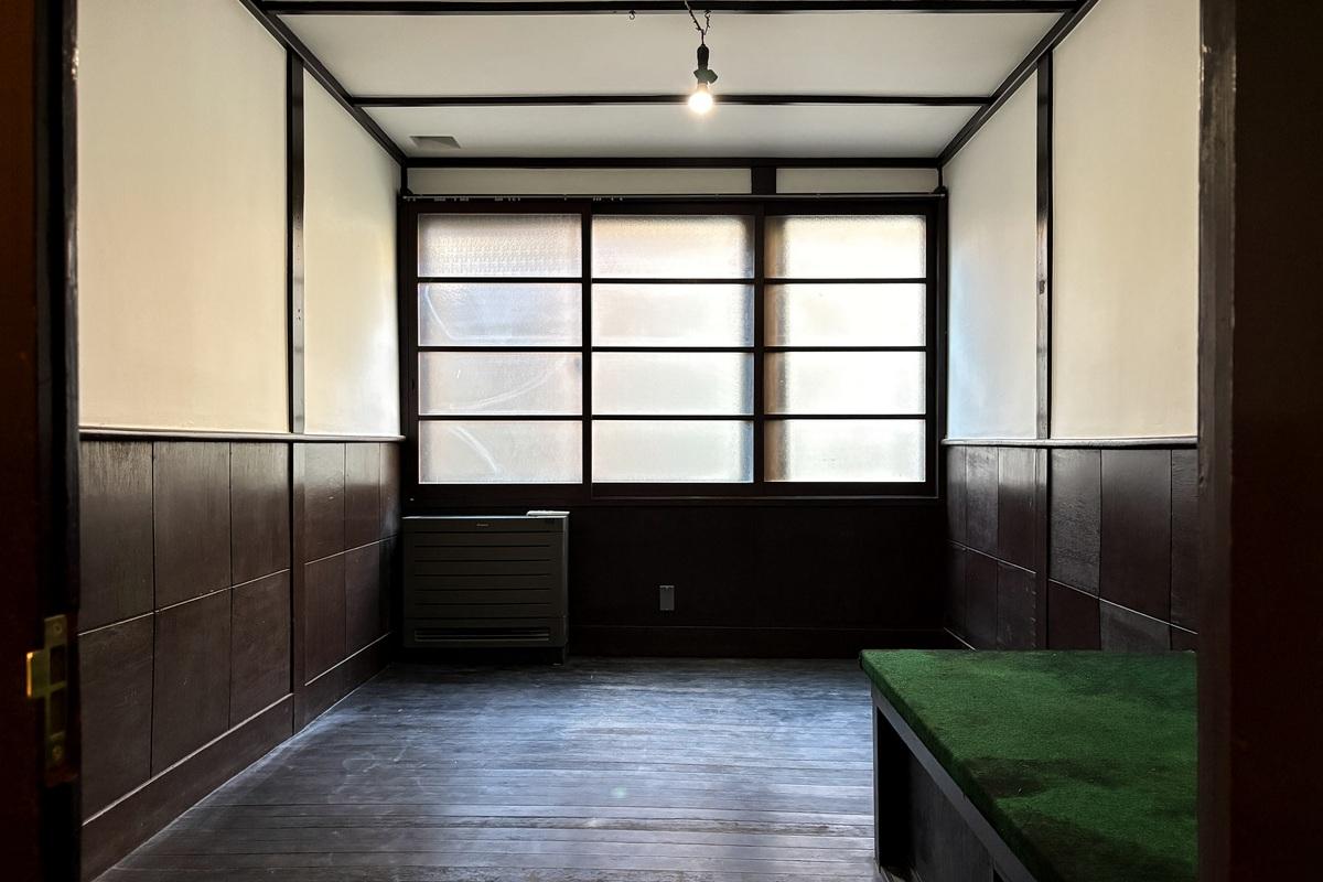 京都市中京区麩屋町通六角下る坂井町470の賃貸物件/10号室｜右手の緑の一段上がった場所はかつてベッドとして使用されていたそう