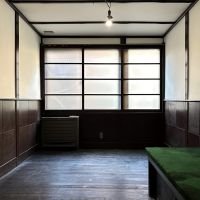 京都市中京区麩屋町通六角下る坂井町470の賃貸物件/10号室｜右手の緑の一段上がった場所はかつてベッドとして使用されていたそう