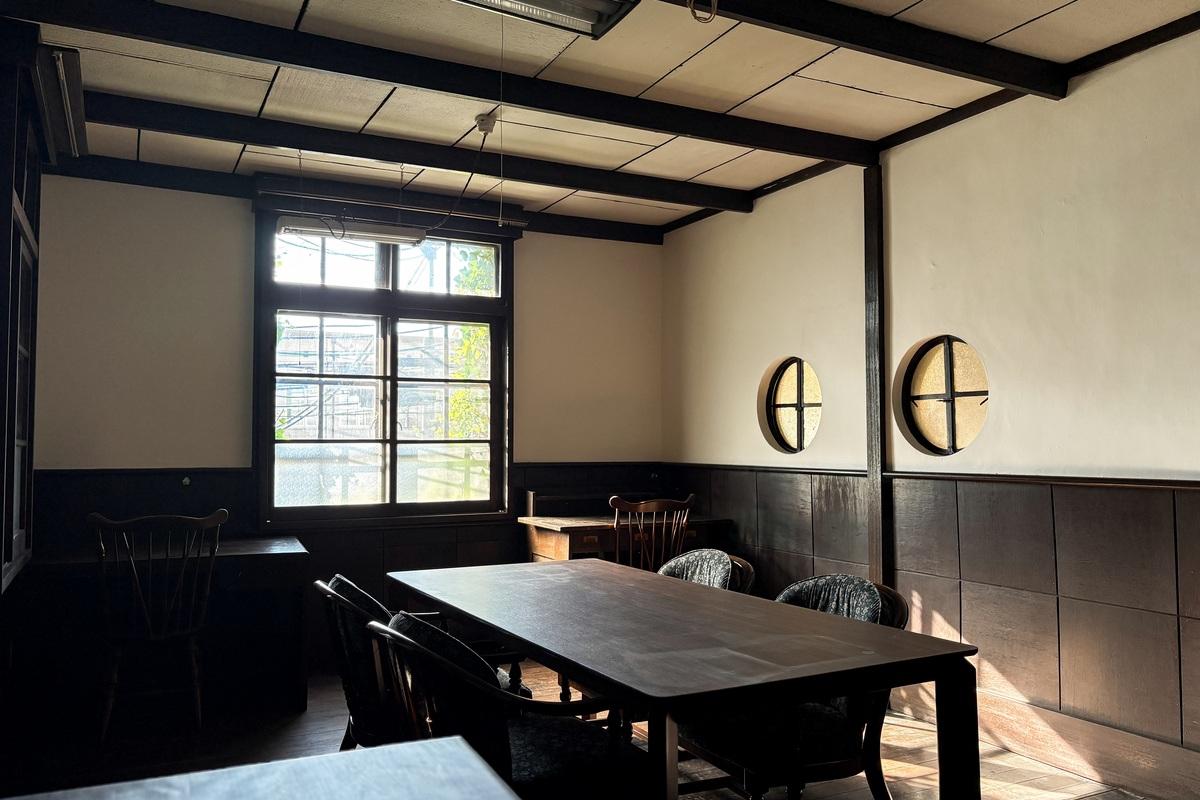 京都市中京区麩屋町通六角下る坂井町470の賃貸物件/3号室｜並んだ丸窓と濃い色の腰壁。外観に負けず室内もしっかり絵になります