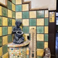 京都市中京区麩屋町通六角下る坂井町470の賃貸物件/エントランス付近の壁泉。タイルの色合いが素晴らしい