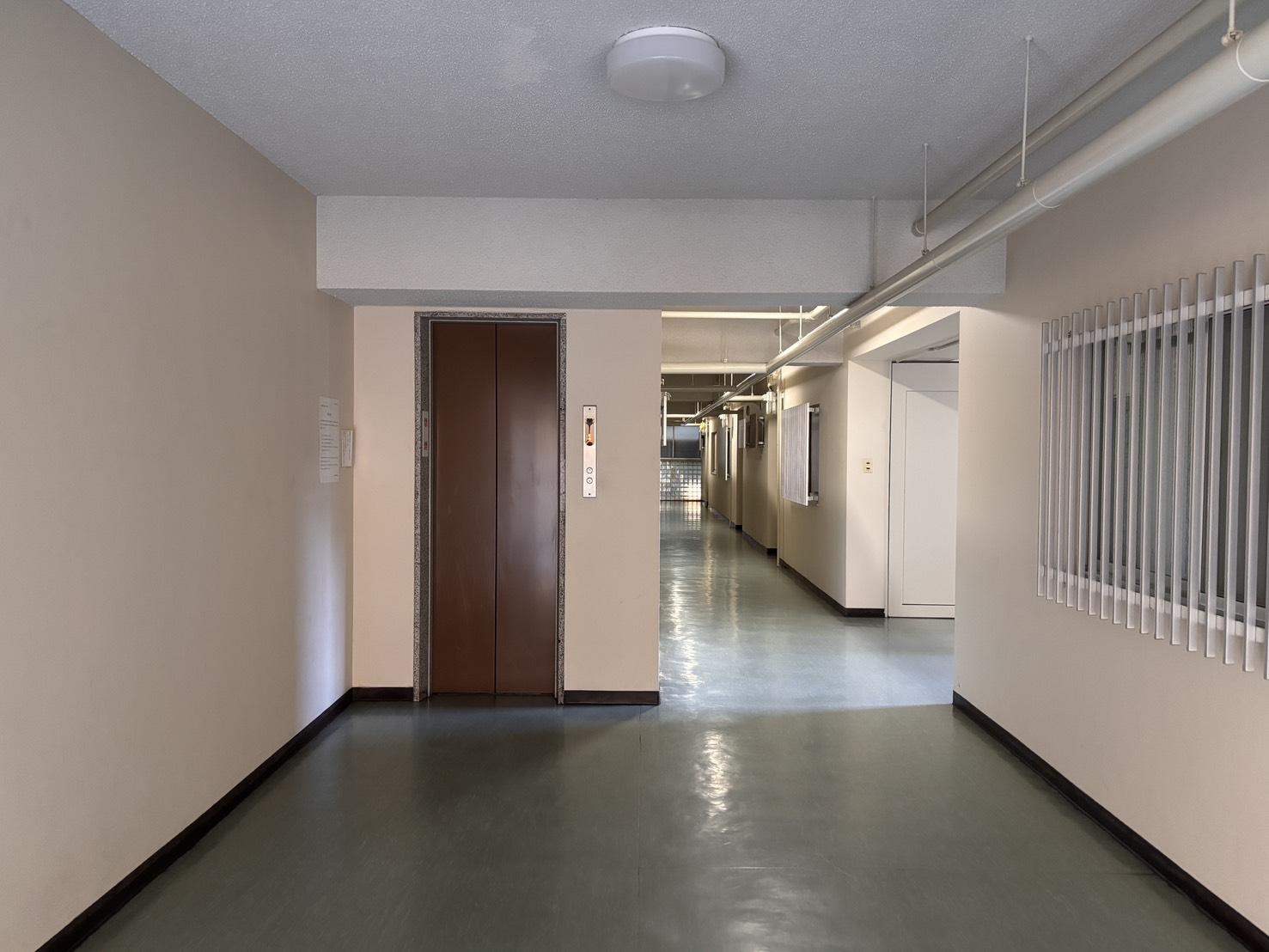 京都市左京区岡崎天王町61-1の賃貸物件/エレベーター前にもこのゆとり。共用部がとにかく広い