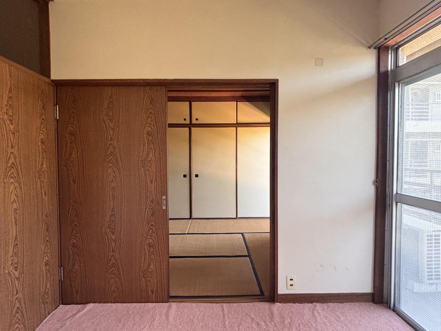 京都市左京区岡崎天王町61-1の賃貸物件/キッチン側から見た和室。建具越しに、奥まで気配がつながります