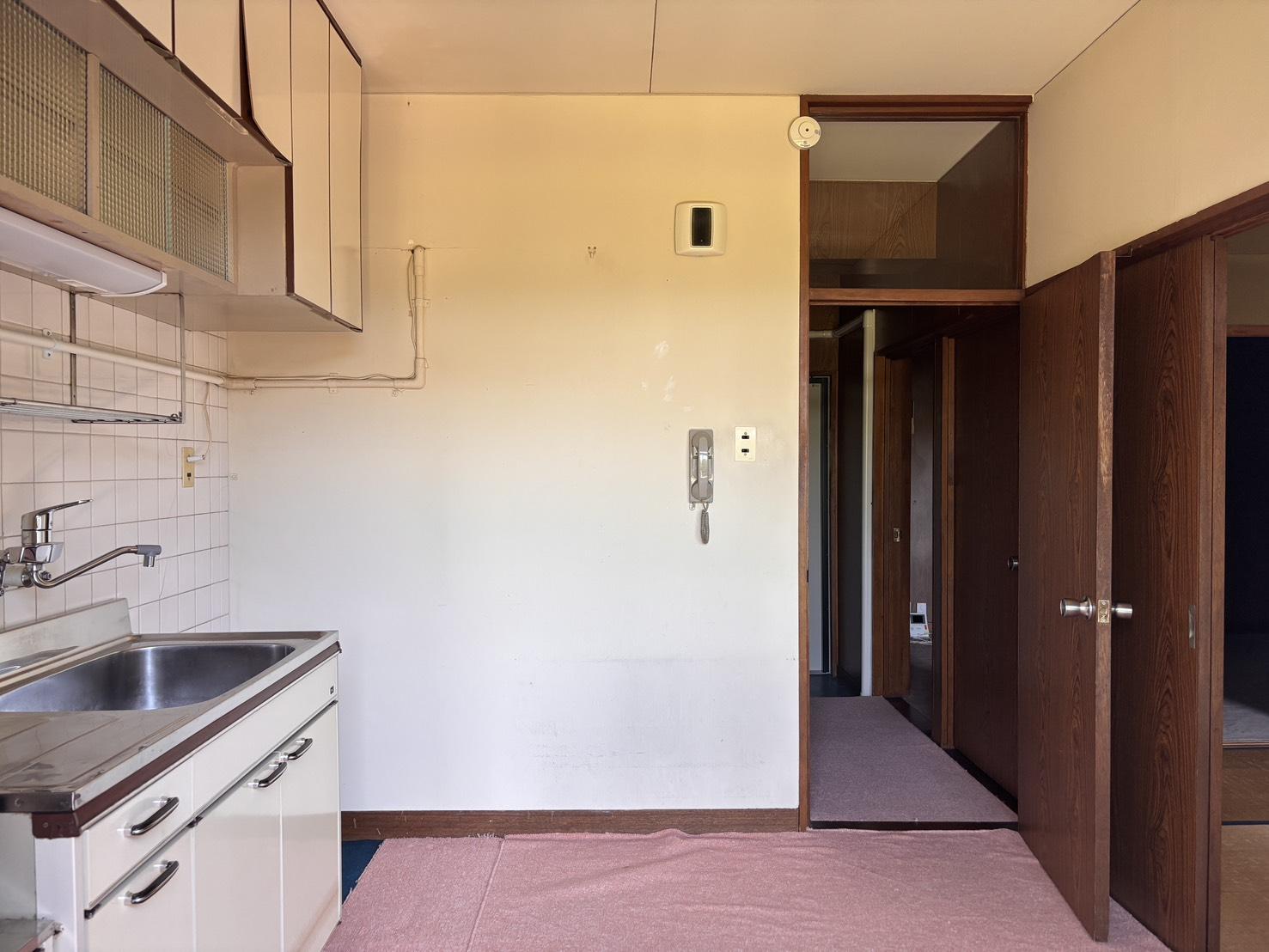 京都市左京区岡崎天王町61-1の賃貸物件/キッチン側から玄関方向。ここにも木目が続きます