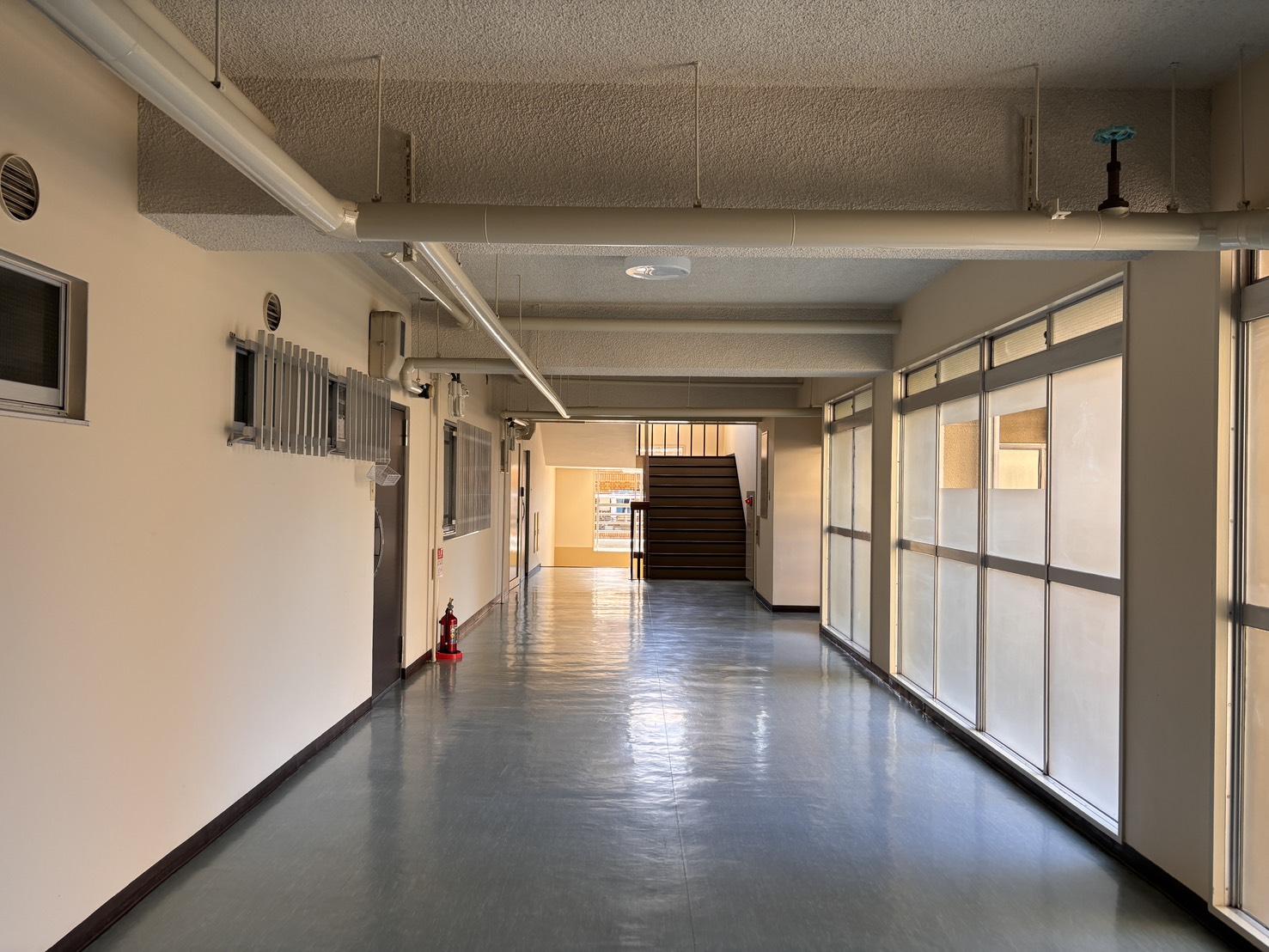 京都市左京区岡崎天王町61-1の賃貸物件/この長い廊下。ちょっと学校を思い出しました