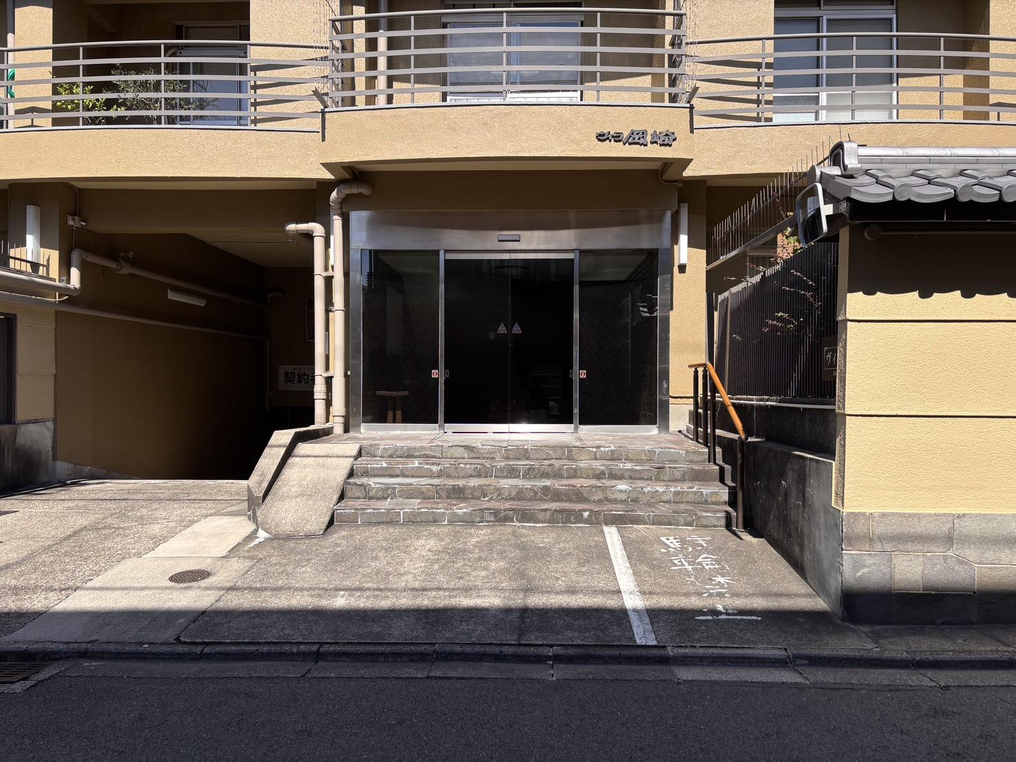 京都市左京区岡崎天王町61-1の賃貸物件/少し奥まったエントランス、右手が駐車場入口