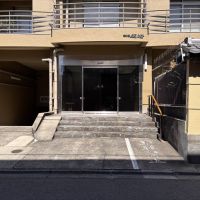 京都市左京区岡崎天王町61-1の賃貸物件/少し奥まったエントランス、右手が駐車場入口