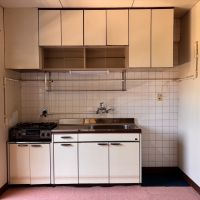 京都市左京区岡崎天王町61-1の賃貸物件/吊戸棚を含め、当時の雰囲気が残るキッチン