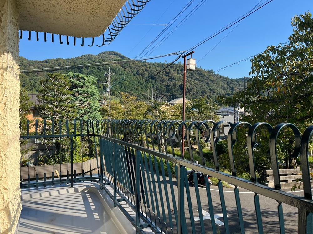 京都市左京区銀閣寺前町10の賃貸物件/バルコニーに出れば大文字山がすぐそこ。手摺りと外壁のディティールがたまらない。