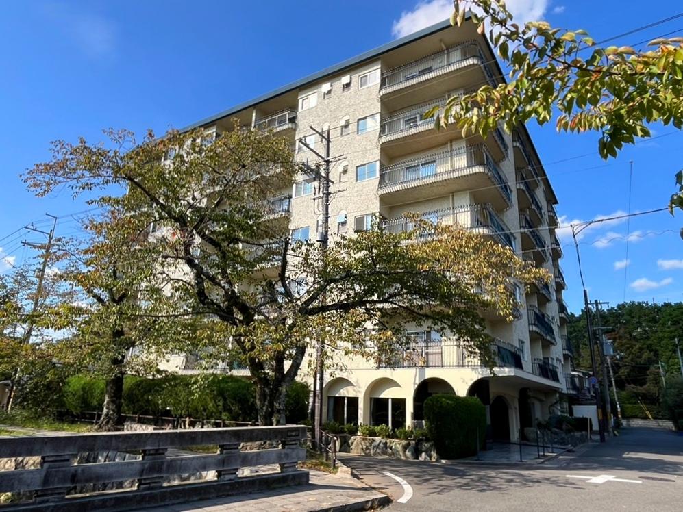 京都市左京区銀閣寺前町10の賃貸物件/周辺の低層住宅の中にどっしりと構える。