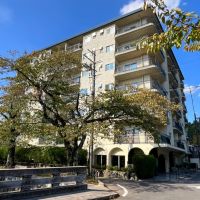 京都市左京区銀閣寺前町10の賃貸物件/周辺の低層住宅の中にどっしりと構える。