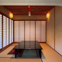 京都市左京区銀閣寺前町10の賃貸物件/窓側の板間からのショット。障子を閉めきるとこれはこれで落ち着く空間。掘りごたつの蓋も存在してます。