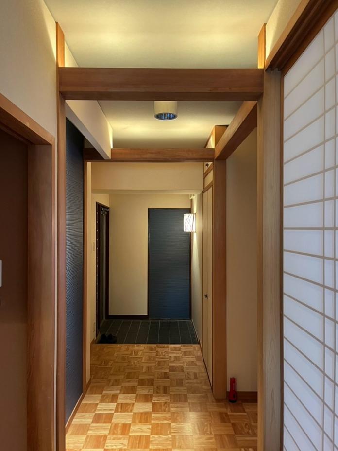 京都市左京区銀閣寺前町10の賃貸物件/廊下までパーケットのフローリングが続く。