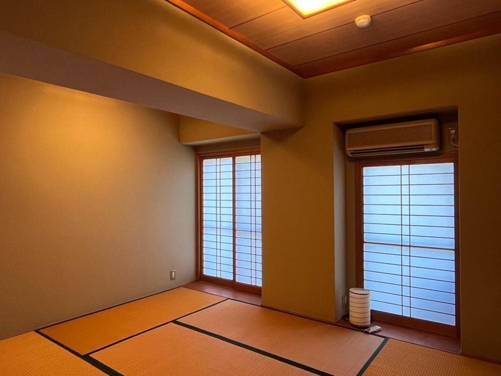 京都市左京区銀閣寺前町10の賃貸物件/寝室はこちら。この部屋にもバルコニーあり。右側の障子は雪見障子になっている。障子越しの朝陽も良さそう。