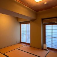京都市左京区銀閣寺前町10の賃貸物件/寝室はこちら。この部屋にもバルコニーあり。右側の障子は雪見障子になっている。障子越しの朝陽も良さそう。