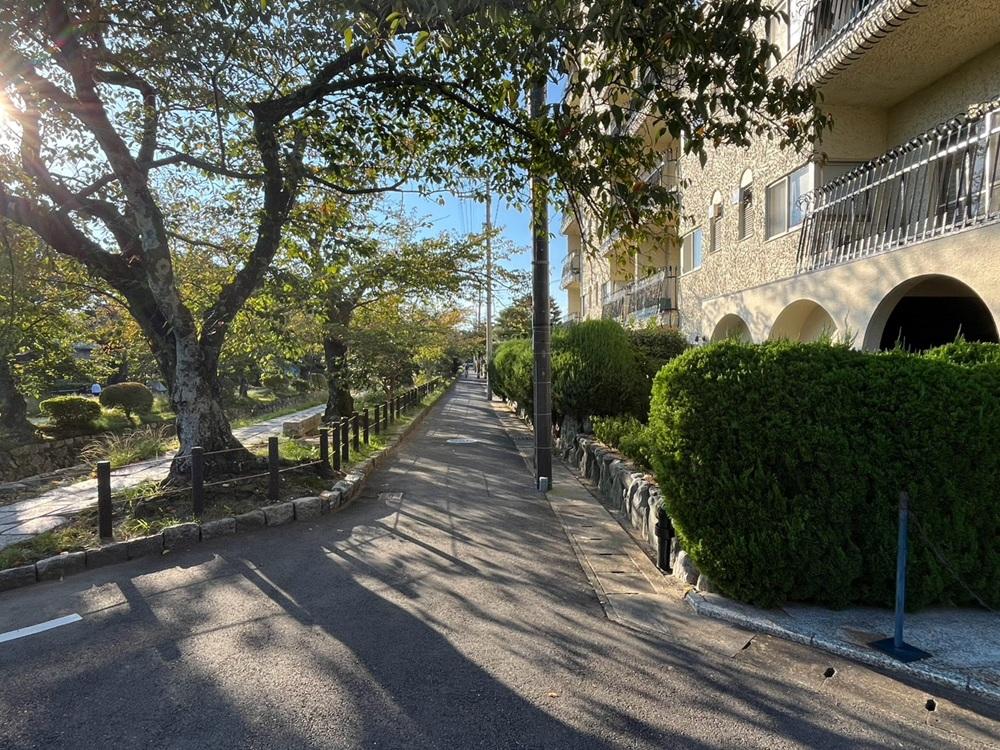 京都市左京区銀閣寺前町10の賃貸物件/エントランスから一歩出れば琵琶湖疎水。蛍も見れるそう。