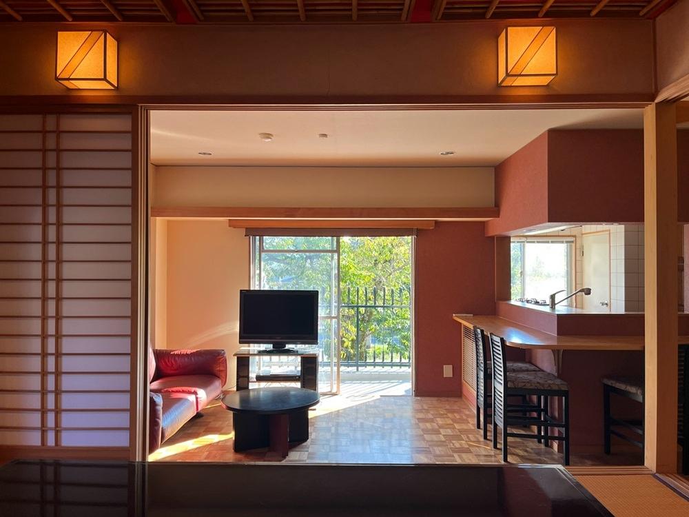 京都市左京区銀閣寺前町10の賃貸物件/掘りごたつに座るとこう。正面には桜並木の緑。