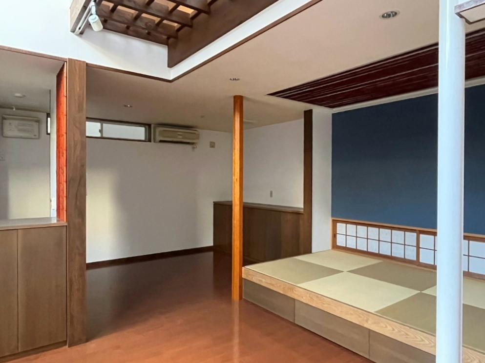 京都市上京区御前通仁和寺街道下る三筋目東入る西上之町278-5の賃貸物件/小上がりの畳コーナーは寝っ転がったり、ベンチとしても活躍してくれそう。その奥はダイニングとして。