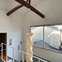 京都市上京区御前通仁和寺街道下る三筋目東入る西上之町278-5の賃貸物件/スリット上のトップライトから差す陽射しによって、珪藻土で塗られた壁面の表情が変化しそう