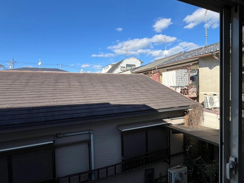 京都市上京区御前通仁和寺街道下る三筋目東入る西上之町278-5の賃貸物件/北側もこの様に隣家近いですが、そこまで目線は気にならなさそう。