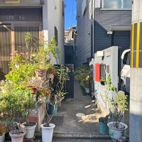 京都市上京区御前通仁和寺街道下る三筋目東入る西上之町278-5の賃貸物件/前道からは々の鉢植えが並ぶこの細い通路を入って行きます。