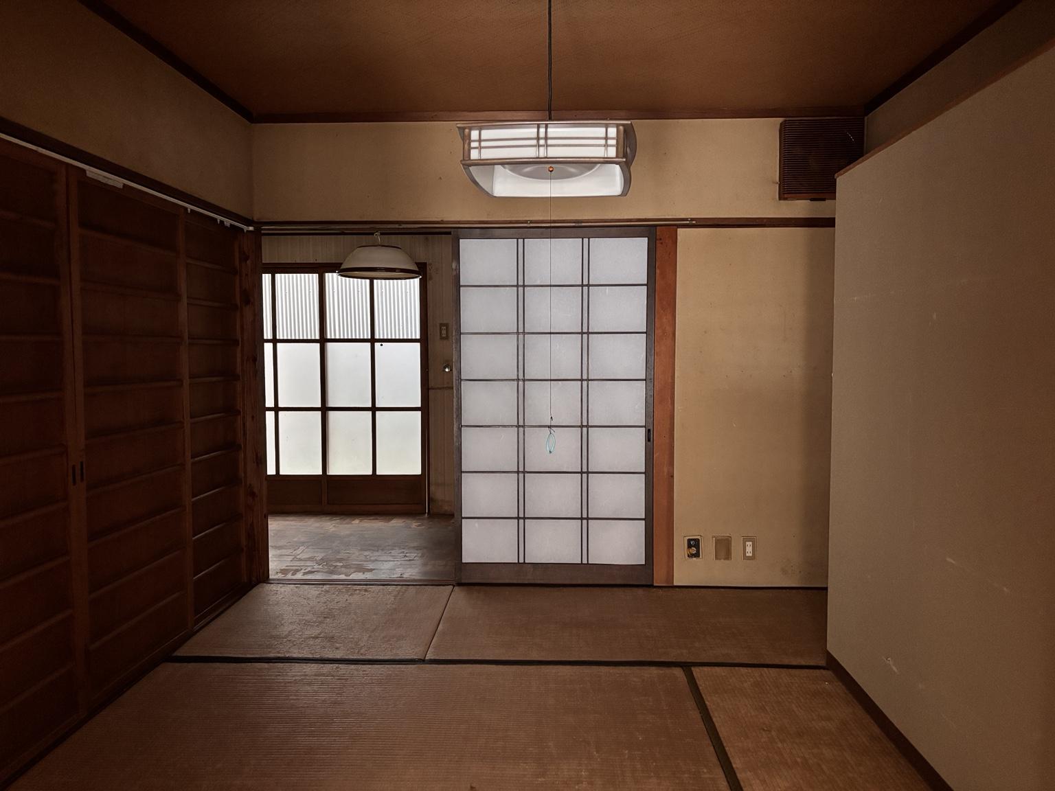 京都市北区紫野下門前町52-1の賃貸物件/1F｜洋室の隣には4.5帖の和室。押入もあります。