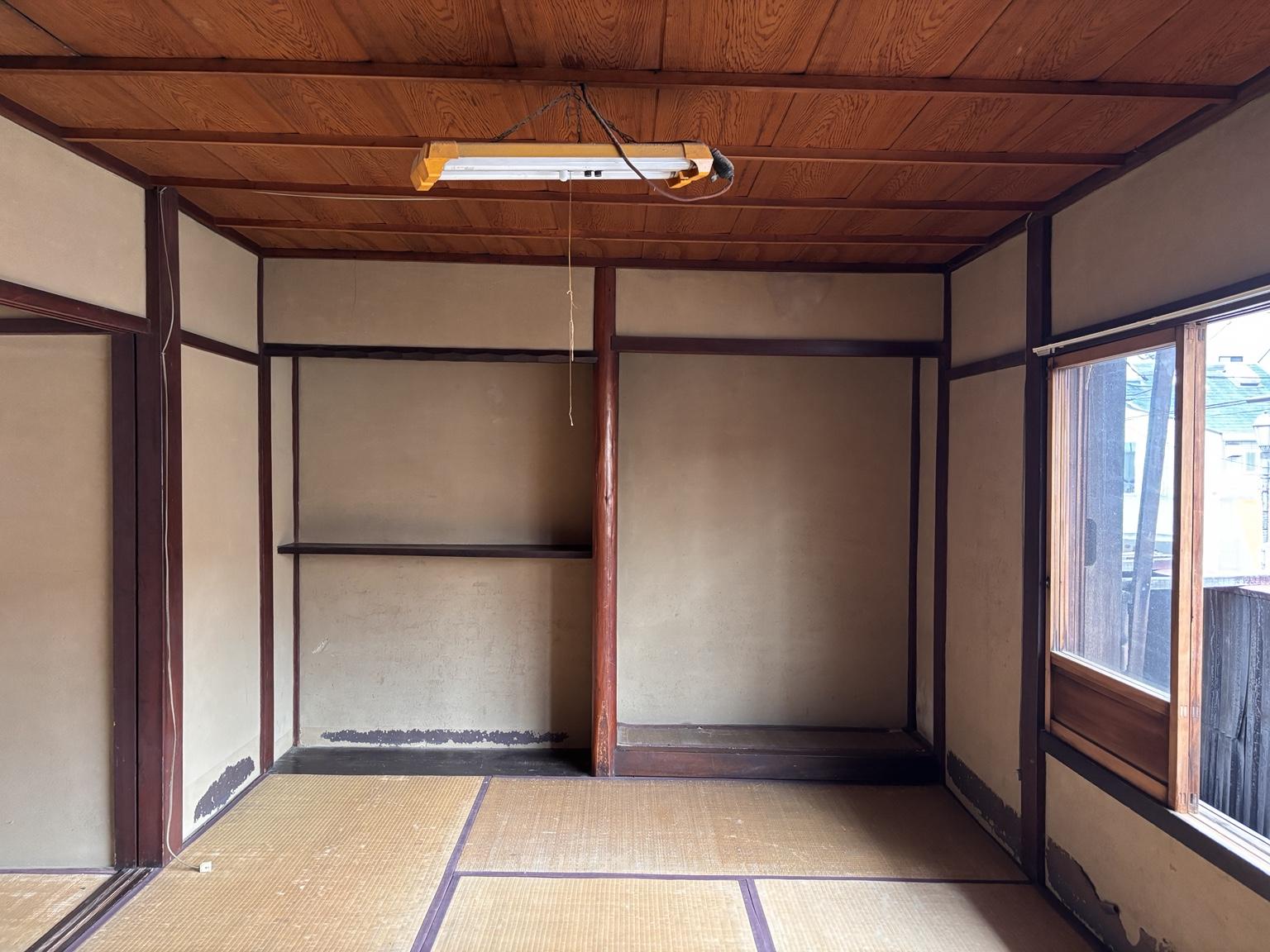 京都市北区紫野下門前町52-1の賃貸物件/2F｜床の間のある6帖。壁の剥がれや畳の状態もご確認ください。