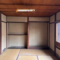 京都市北区紫野下門前町52-1の賃貸物件/2F｜床の間のある6帖。壁の剥がれや畳の状態もご確認ください。